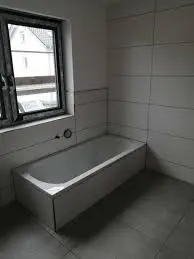 Fertig verlegter dunkler Fliesenboden