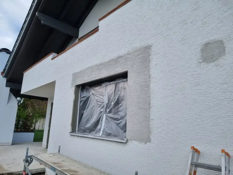 Putzarbeiten an einer Außenfassade